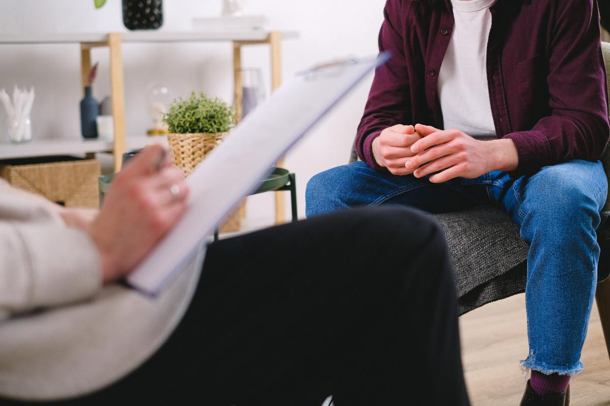 Un uomo che sta in seduta con una psicologa