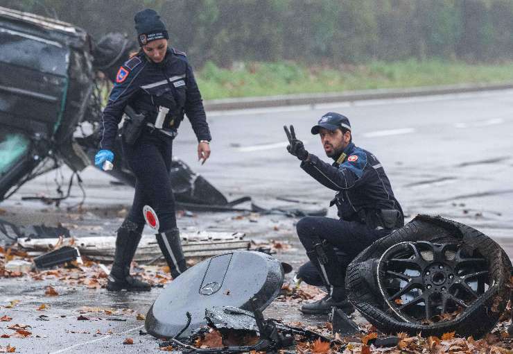 Due poliziotti sul posto dell'incidente cercano di capire cosa è successo