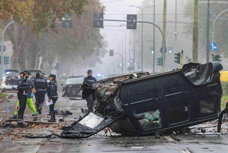La Mercedes completamente capovolta e smembrata