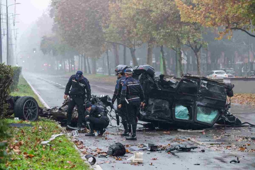 Il terribile incidente tra un Suv e una Opel Corsa a Milano in viale Testi