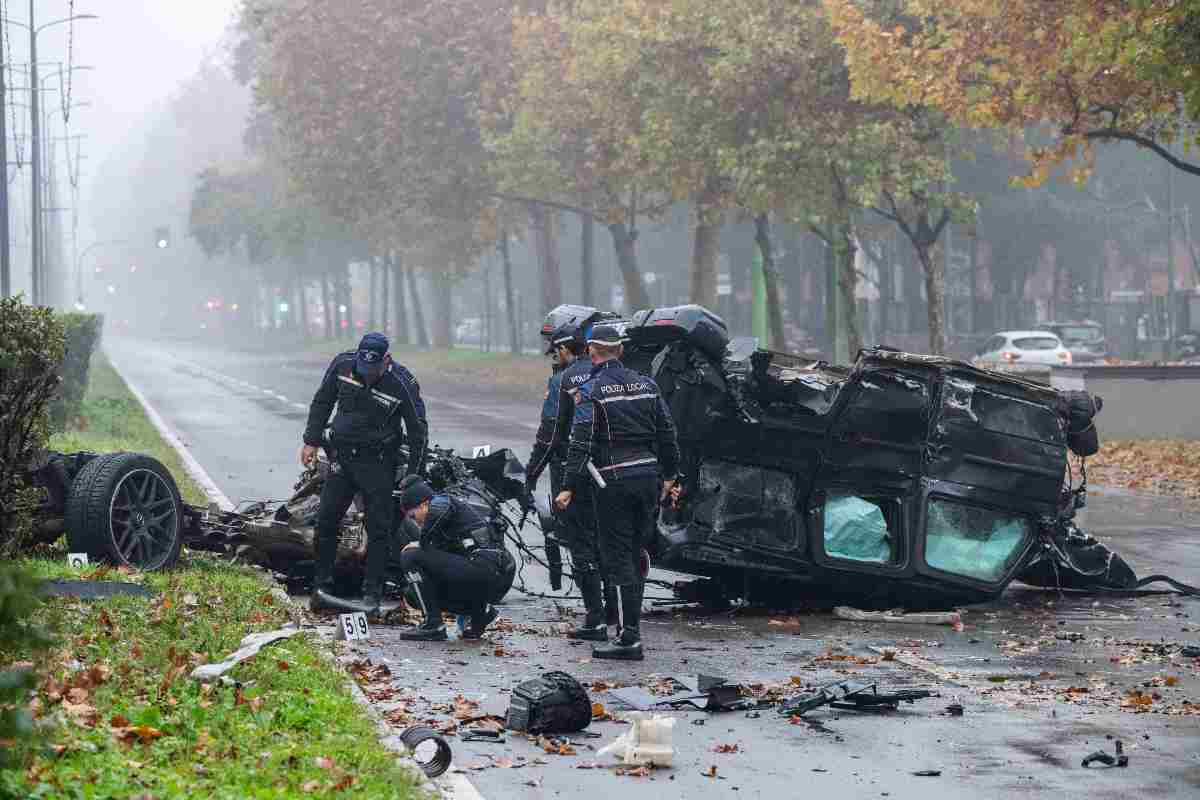Il terribile incidente tra un Suv e una Opel Corsa a Milano in viale Testi