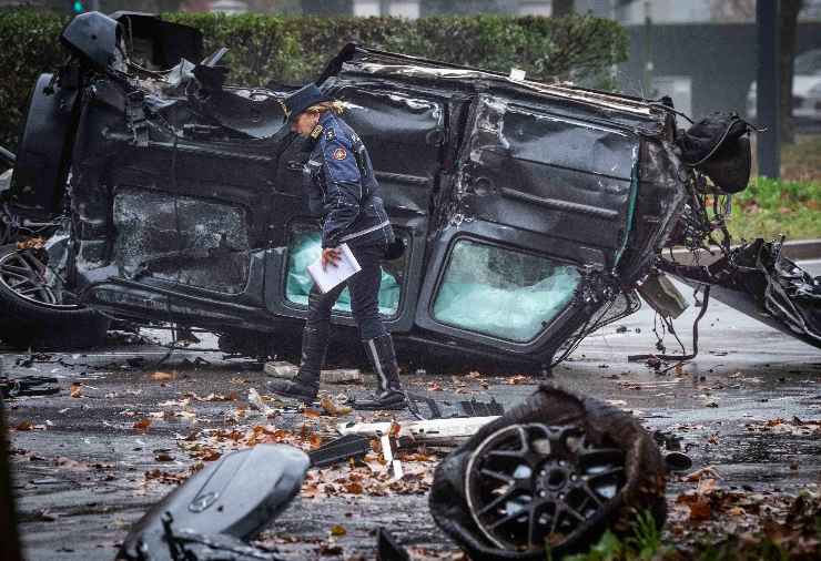 Le lamiere e i rottami sull'asfalto del Suv nell'incidente del 16 novembre 2025 a Milano