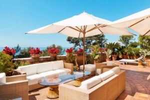 Un bellissimo terrazzo arredato e reso abitabile