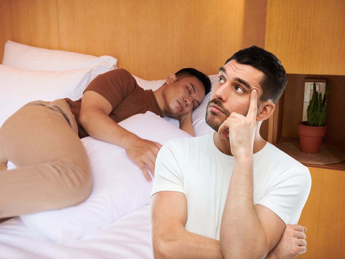 sfondo uomo che dorme con cuscino per le gambe e uomo che pensa