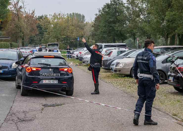 Le forze dell'ordine mentre effettuano controlli