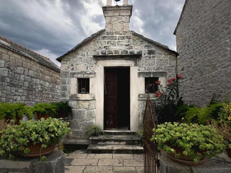 chiesa in pietra
