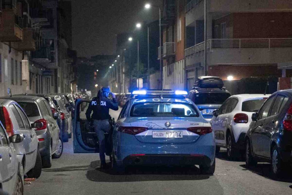 Auto della polizia in strada