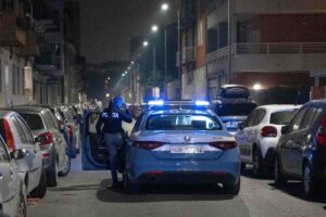 Auto della polizia in strada