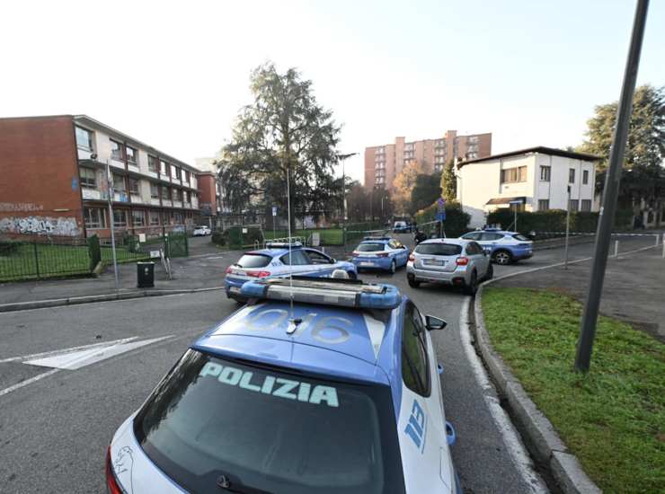 Auto della polizia in strada