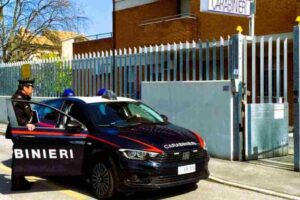 Auto dei carabinieri in strada
