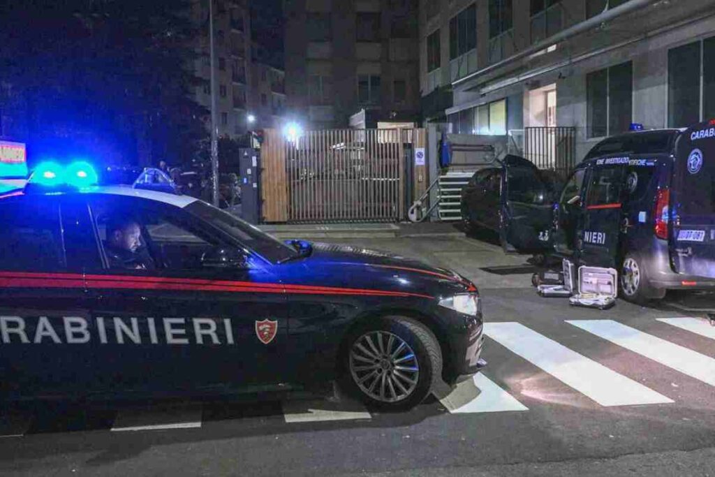 Auto dei carabinieri in strada