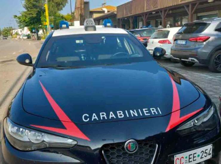 Auto dei carabinieri in strada