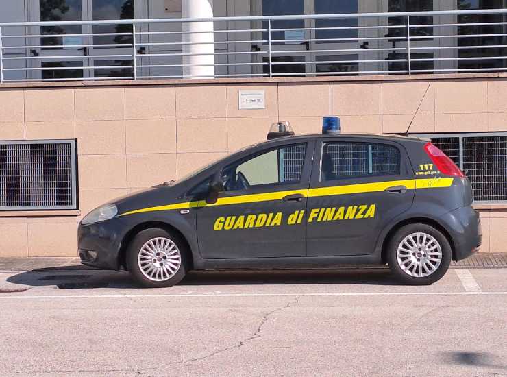 Auto della macchina della Guardia di Finanza