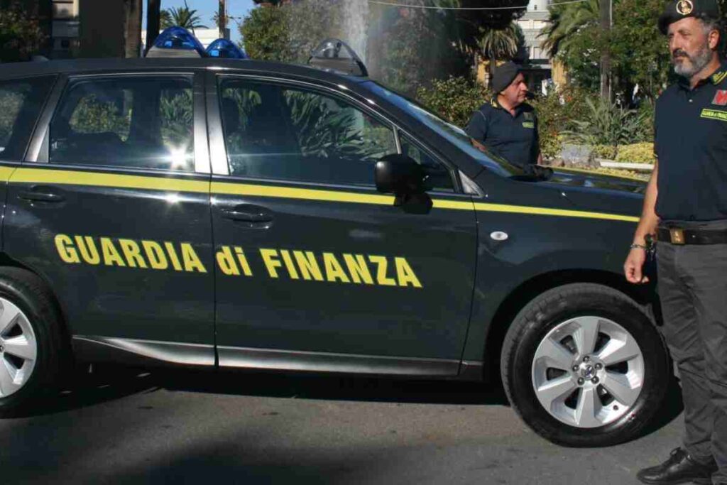 L'auto della Guardia di Finanza