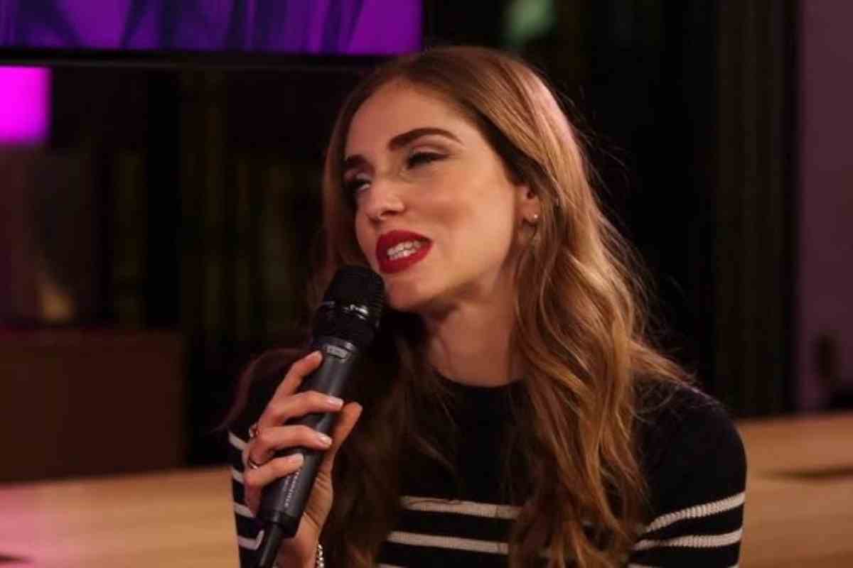 Chiara Ferragni parla al microfono