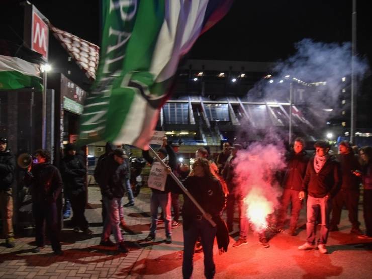 Manifestazione pro Pal durante Olimpia Milano - Hapoel Tel Aviv