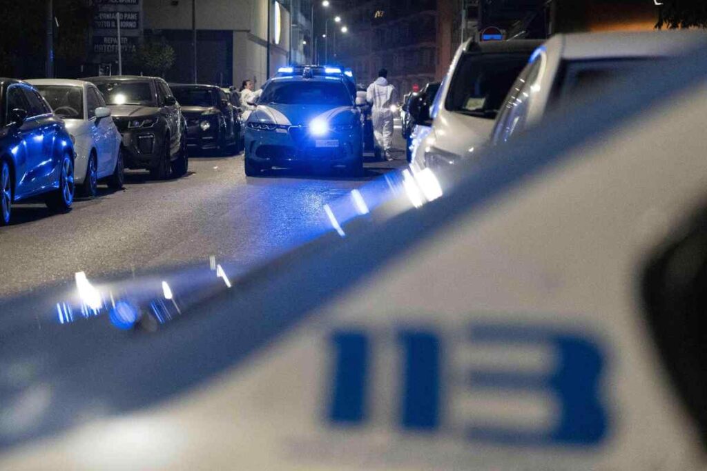 Auto della polizia in strada