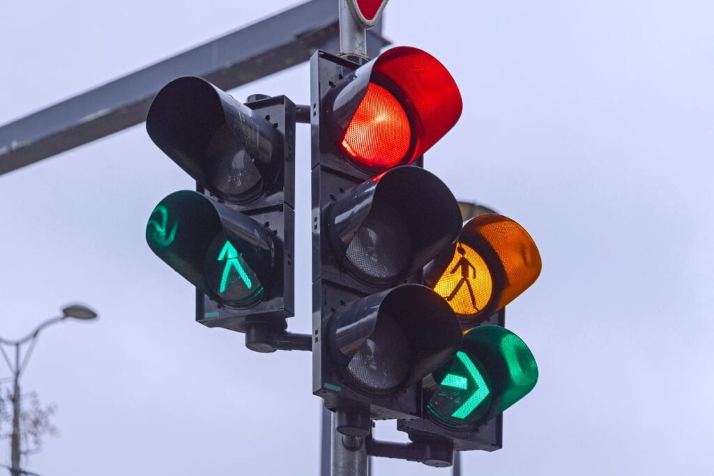 Semaforo con luce rossa accesa, girare a destra acceso verde, e indicazioni pedoni