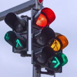 Semaforo con luce rossa accesa, girare a destra acceso verde, e indicazioni pedoni