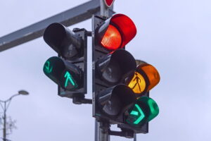 Semaforo con luce rossa accesa, girare a destra acceso verde, e indicazioni pedoni