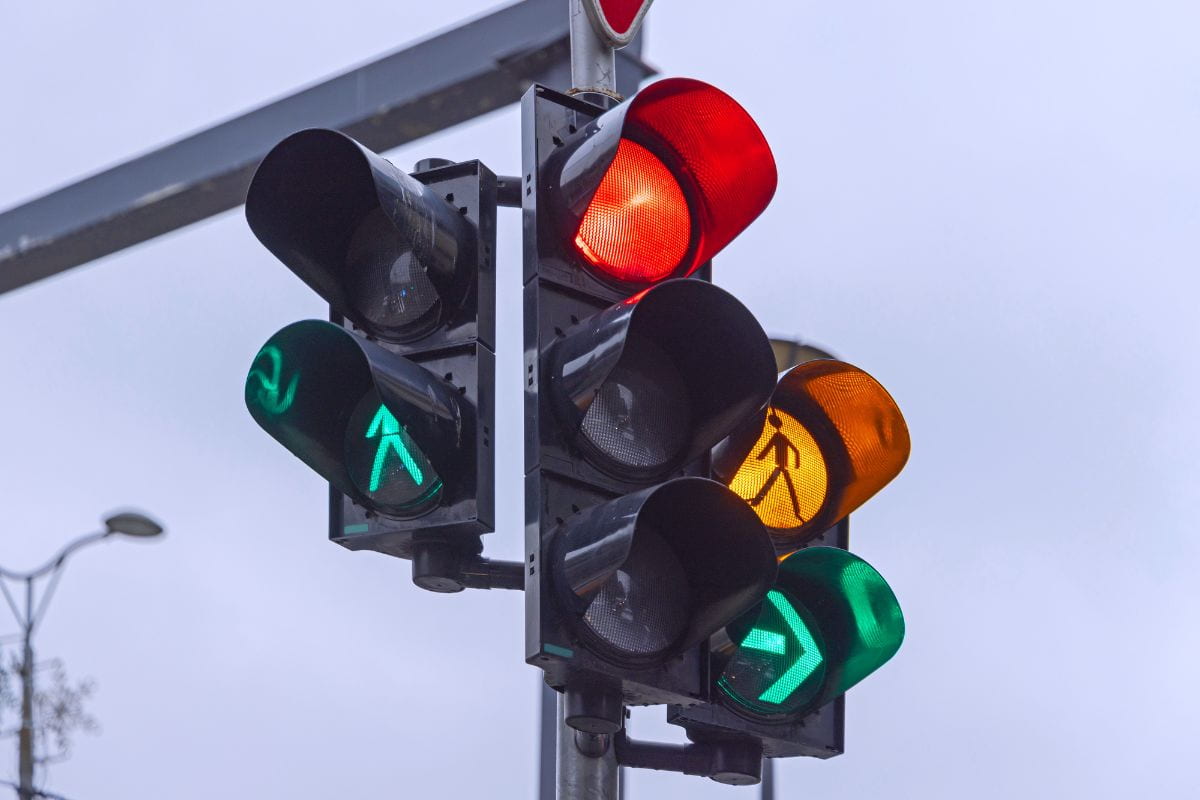 Semaforo con luce rossa accesa, girare a destra acceso verde, e indicazioni pedoni