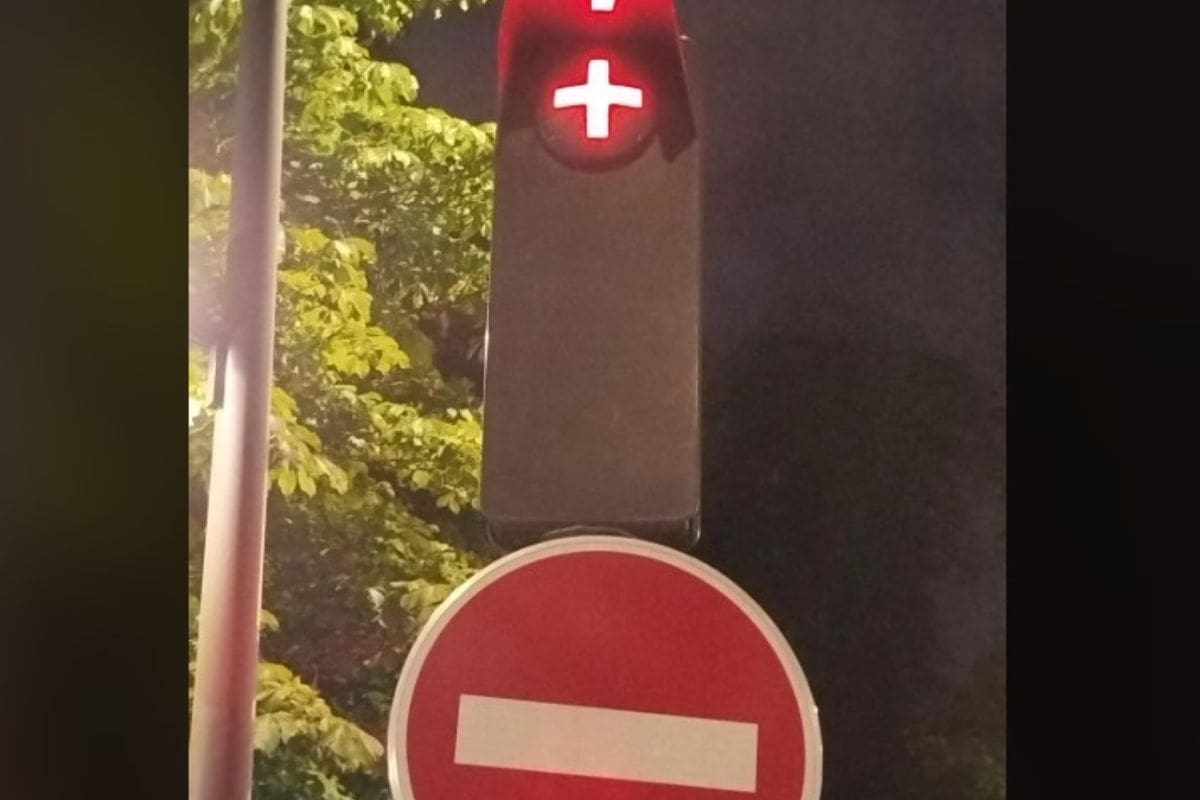 foto semaforo con croce rossa parigi