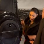 Belen che si aggrappa all'auto pur di non scivolare sul ghiaccio