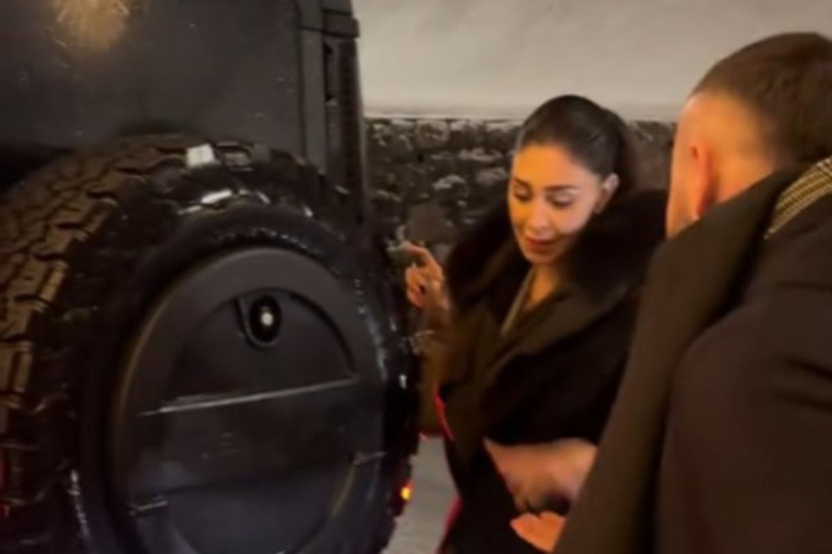 Belen che si aggrappa all'auto pur di non scivolare sul ghiaccio