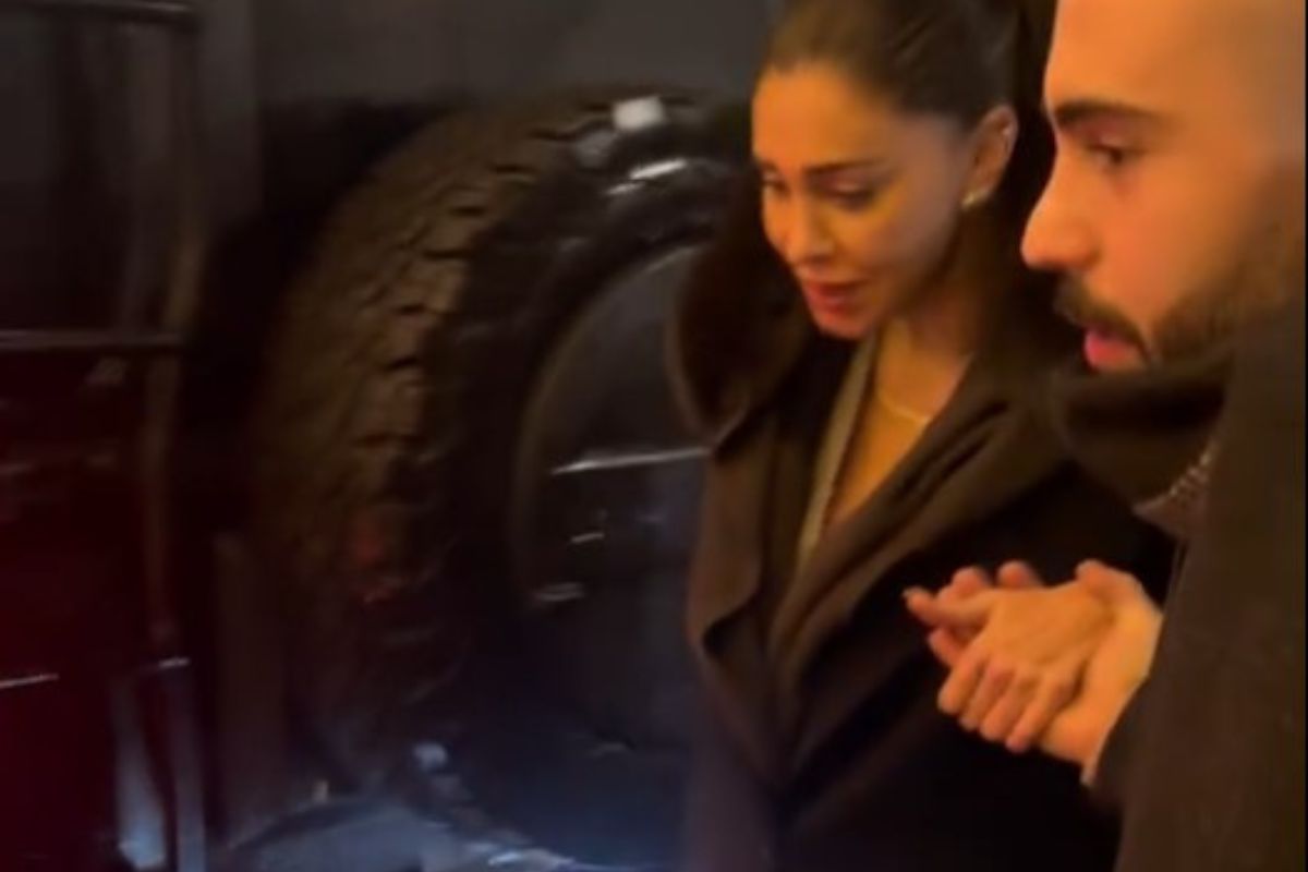 Belen rodriguez aiutata da un ragazzo ad attraversare la strada