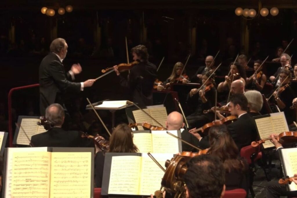 Riccardo Chailly dirige l'orchestra alla scala
