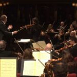 Riccardo Chailly dirige l'orchestra alla scala