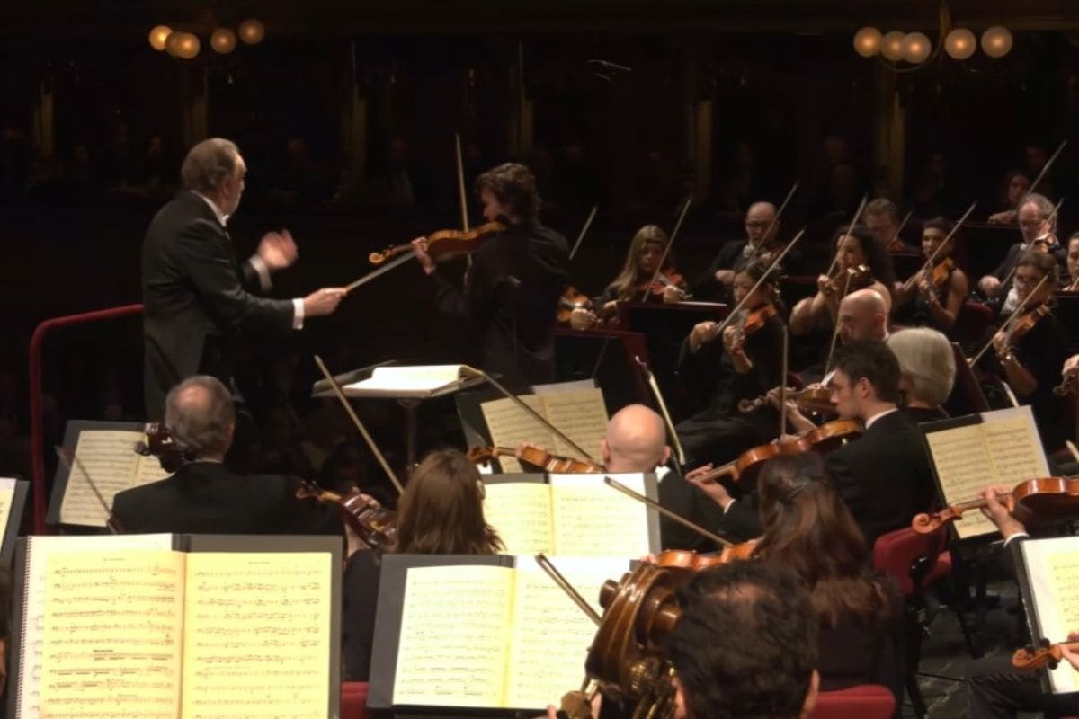 Riccardo Chailly dirige l'orchestra alla scala
