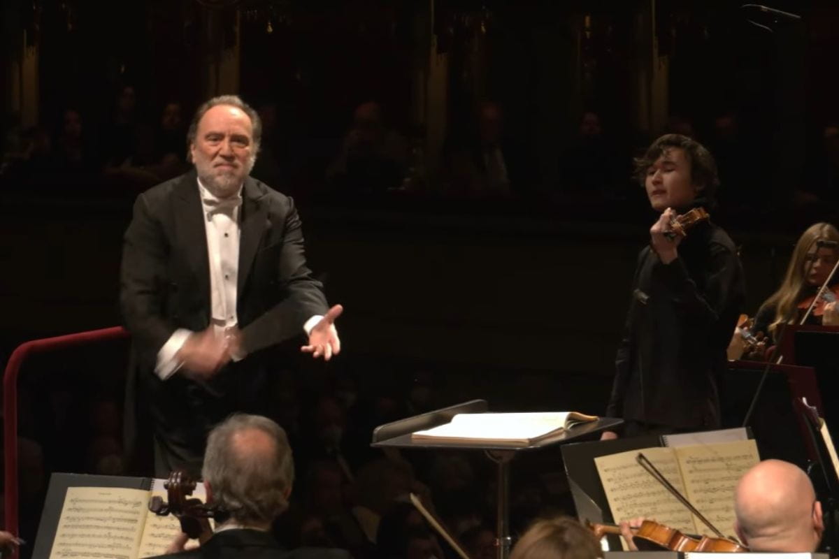 Maestro Riccardo Chailly dirige l'orchestra alla Scala in un vecchio spettacolo