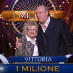 momento della vittoria del milione Gerry abbraccia la concorrente