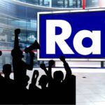 studio tv con logo rai in uno schermo tv e sagome manifestanti nere