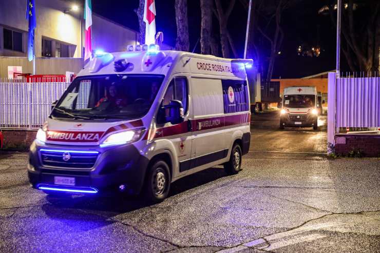 Un'ambulanza poco prima di intervenire in strada