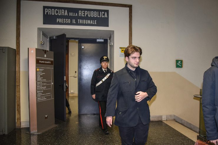 Il Figlio di Ignazio La Russa mentre esce dall'aula di tribunale di Milano