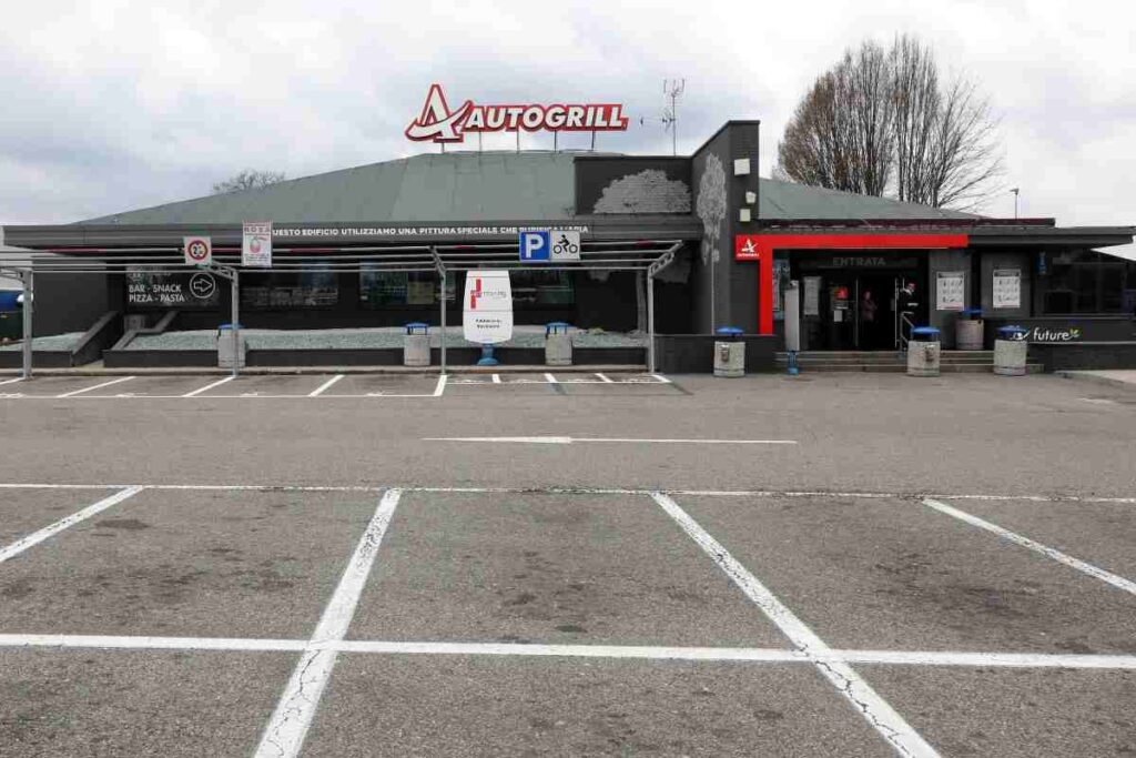 Un autogrill lungo l'autostrada
