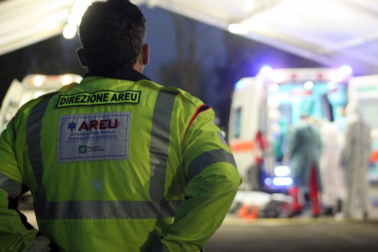 Assistenti sanitari mentre effettuano un soccorso