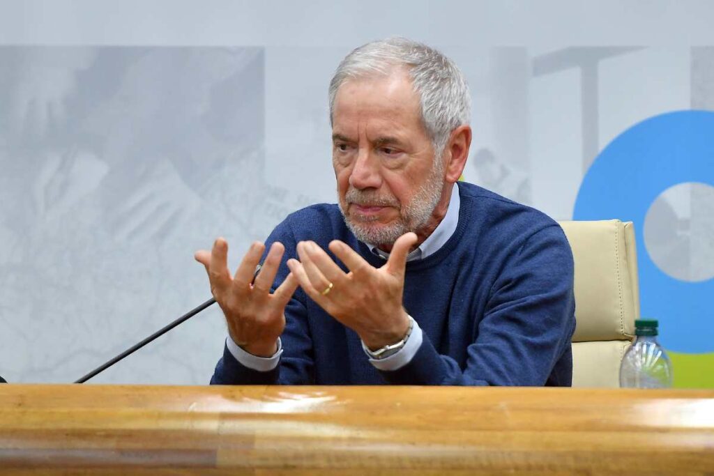 Guido Bertolaso ora assessore al Welfare mentre spiega la situazione