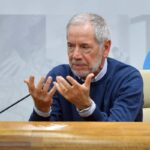 Guido Bertolaso ora assessore al Welfare mentre spiega la situazione