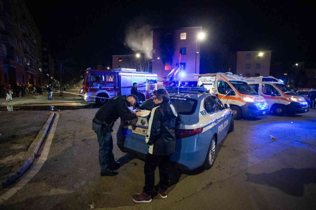 Macchie della polizia e ambulanze in una zona di Milano