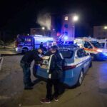 Macchie della polizia e ambulanze in una zona di Milano