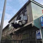 La macchina sospesa nel vuoto dopo che ha rotto la vetrata