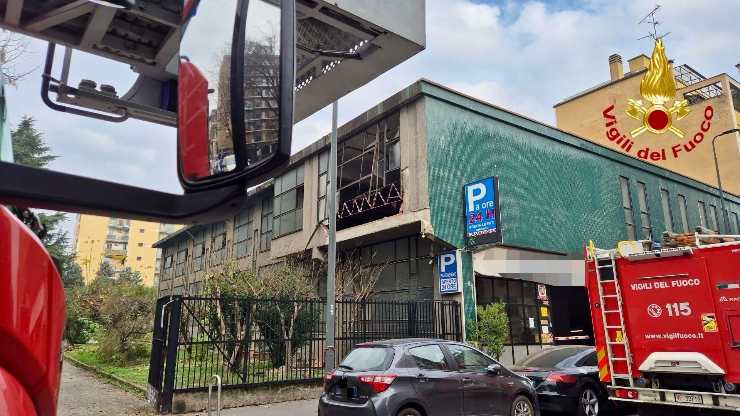 Il momento in cui i vigili del fuoco hanno tolto la macchina dal garage