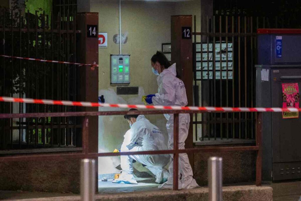 La polizia scientifica mentre fa dei rilievi sul luogo dell'omicidio Boiocchi