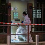 La polizia scientifica mentre fa dei rilievi sul luogo dell'omicidio Boiocchi