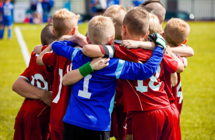 bambini che giocano a calcio