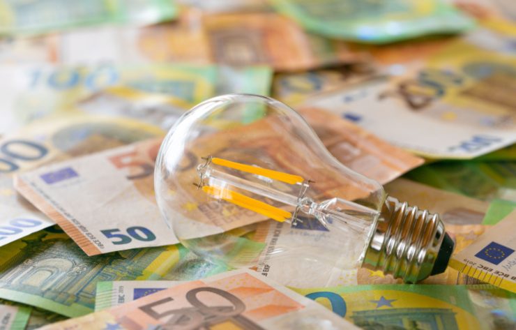 lampadina sopra delle banconote di euro