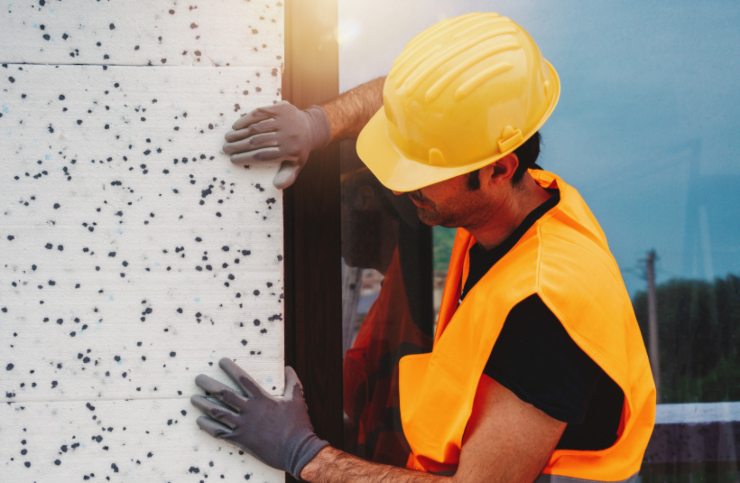 operaio che installa i pannelli del cappotto termico